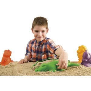 Junge spielt mit Sandformen - Bild 00